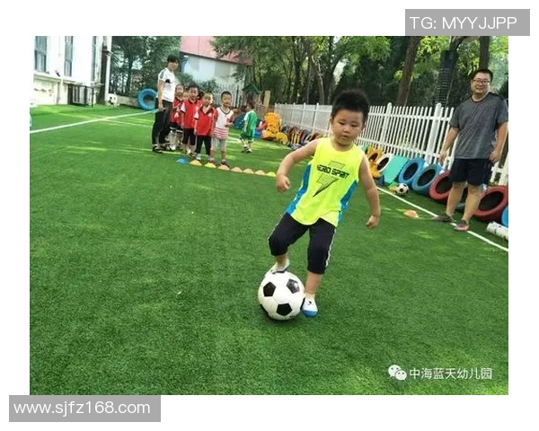 足球巨星助教揭秘：如何通过球场经验帮助年轻球员快速成长